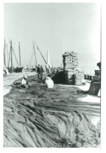 新湊漁港、岸壁での網の繕い（1960年）