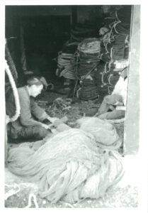 納屋中での網の繕い（1960年）