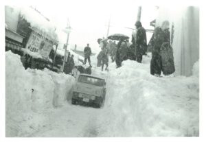 38豪雪、足下を行くトラック（1963年）