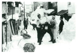 38豪雪、雪を背負う男性（1963年）