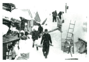 38豪雪、雪を運ぶ男性（1963年）