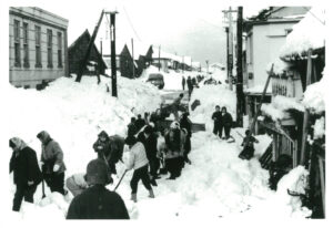 38豪雪、除雪作業をする大勢の人々（1963年）