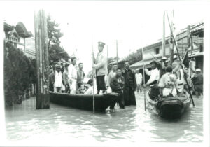 庄川洪水、罹災者救援の舟（1934年7月12日）