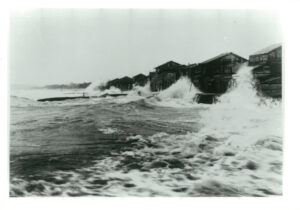 寄り回り波に漬る民家（1934年）